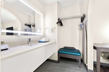 Standard Room, 1 Queen Bed, Non Smoking, Microwave