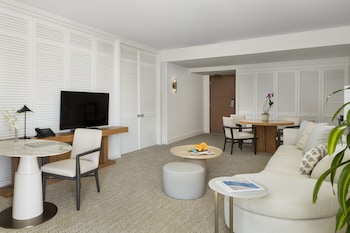 Suite, Poolside