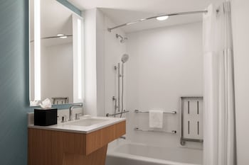 Room, 1 King Bed, Accessible, Bathtub (Mobility & Hearing)