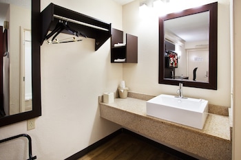 Deluxe Room, 1 King Bed, Accessible (Smoke Free)
