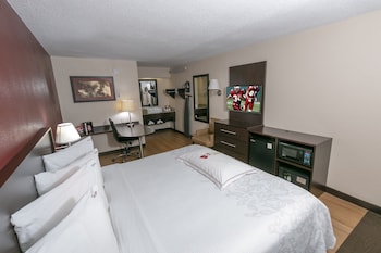 Premium Room, 1 King Bed, Accessible (Upgraded Bedding & Snack, Smoke Free)