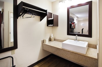 Deluxe Room, 1 King Bed, Accessible (Smoke Free)