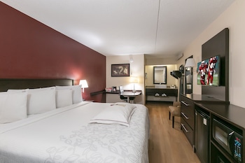 Premium Room, 1 King Bed, Accessible (Upgraded Bedding & Snack, Smoke Free)
