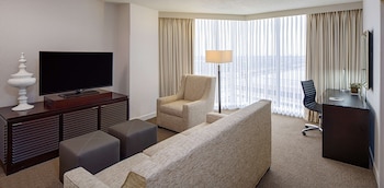 Deluxe Suite, One King Bed