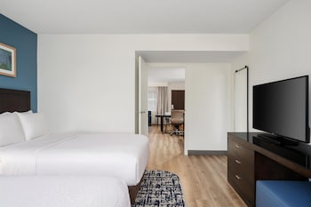 Suite, Multiple Beds, Microwave