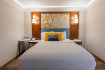 Standard Room, 1 Queen Bed, Non Smoking, Refrigerator & Microwave