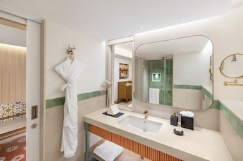 Premium Room, 1 King Bed, Sea View