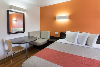 Deluxe Room, 1 King Bed, Accessible Bathtub, Non Smoking