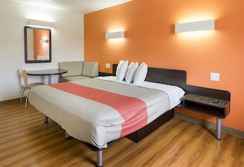 Deluxe Room, 1 King Bed, Accessible Bathtub, Non Smoking