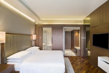 Room, 1 King Bed, Pool Access, Pool View