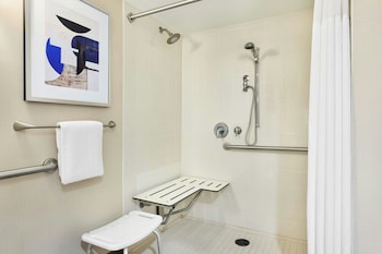 Room, 2 Queen Beds, Hearing Accessible (Accessible Bathtub)