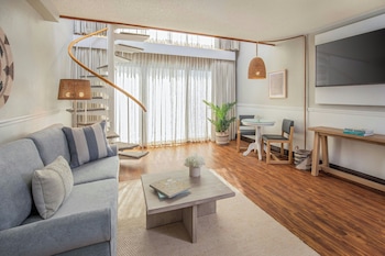 Suite, 1 King Bed with Sofa bed