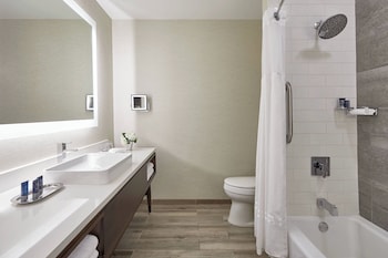 Grand Room, 2 Queen Beds (Mobility Accessible Room, Tub)