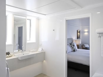 Deluxe Bungalow, 1 Double Bed, Overwater