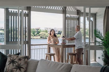 Grand Bungalow, Overwater