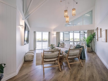 Grand Bungalow, Overwater