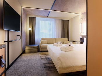 Family Room, 1 Queen Bed with Sofa bed