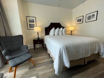 Standard Room, 1 Queen Bed (Hearing Impaired, No Air Conditioning)