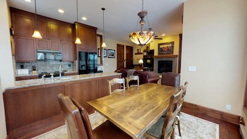 Condo, 2 Bedrooms (Platinum)