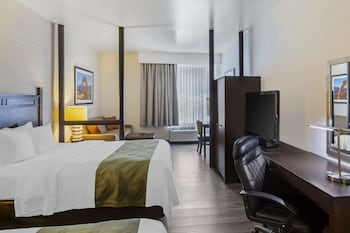 Suite, 2 Queen Beds, Non Smoking