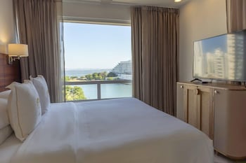 1 King Bed, Junior Suite.