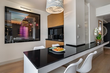 Executive Suite, Lake View