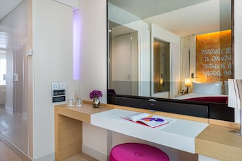 Executive Suite, Lake View