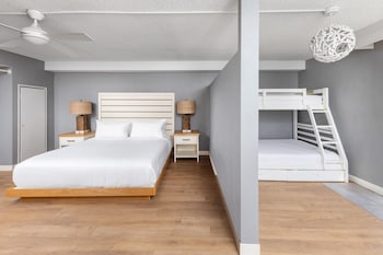 Family Suite (1 King Bed & 1 Bunk Bed)