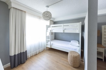 Family Suite (1 King Bed & 1 Bunk Bed)