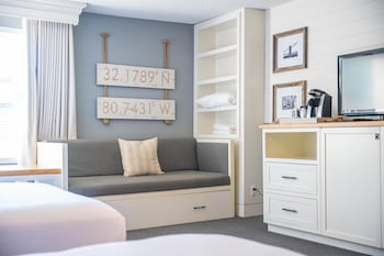 Queen Jr. Suite