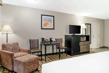 Standard Room, 1 King Bed, Hot Tub, Courtyard Area