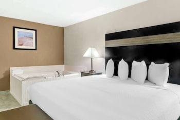 Standard Room, 1 King Bed, Hot Tub, Courtyard Area