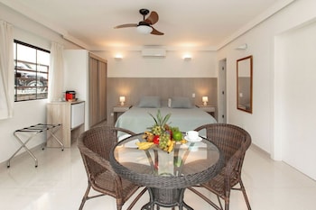 Superior Suite, Poolside