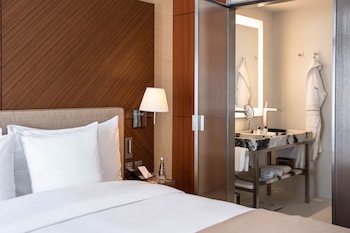 Deluxe City Room