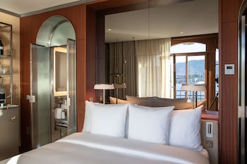Room, Lake View