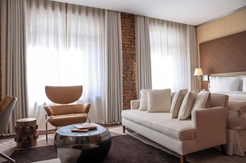 Deluxe City Room