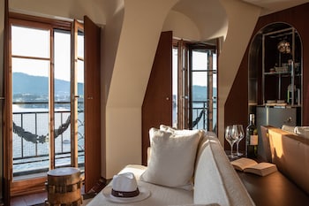 Suite, Lake View