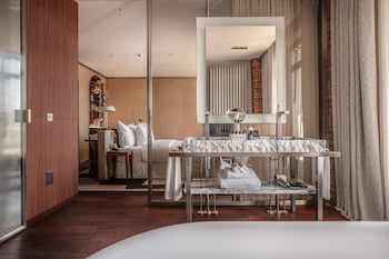 Room, Balcony (Prestige)