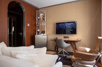 Deluxe City Room