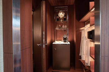 Deluxe City Room