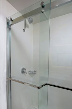 Suite, 1 King Bed, Hearing Accessible