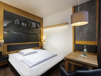 Standard Room, 1 Queen Bed