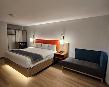 1 King Bed with Lounge Chair Non-Smoking