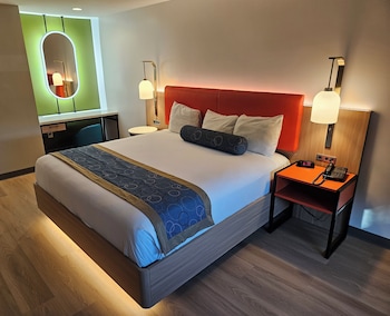1 King Bed with Makeup Station Non-Smoking