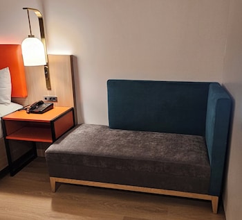1 King Bed with Lounge Chair Non-Smoking