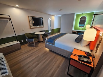 1 King Bed with Makeup Station Non-Smoking