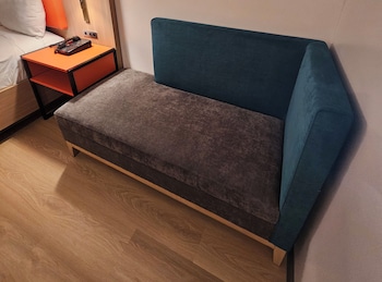 1 King Bed with Lounge Chair Non-Smoking