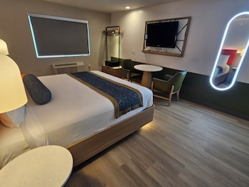 1 King Bed with Makeup Station Non-Smoking