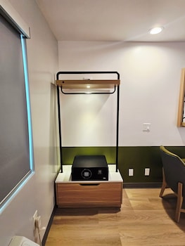 1 King Bed with Makeup Station Non-Smoking