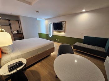 1 King Bed with Lounge Chair Non-Smoking
